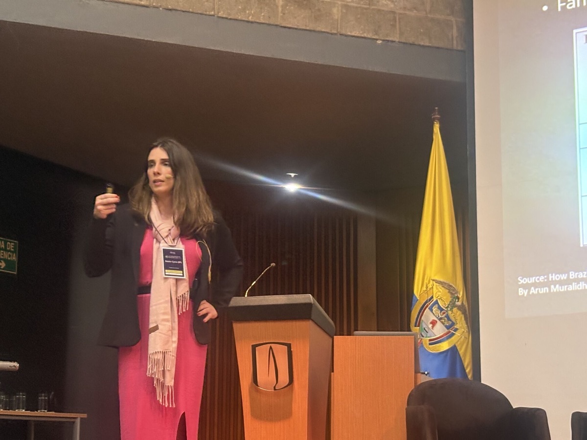 Natália Cysne palestrando em conferência internacional em Bogotá