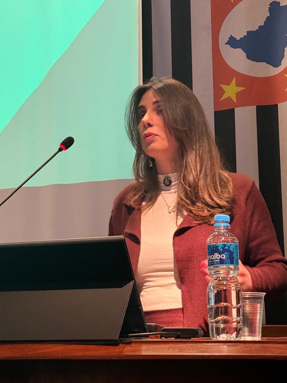 Natália Cysne em palestra no Instituto de Psiquiatria do Hospital das Clínicas