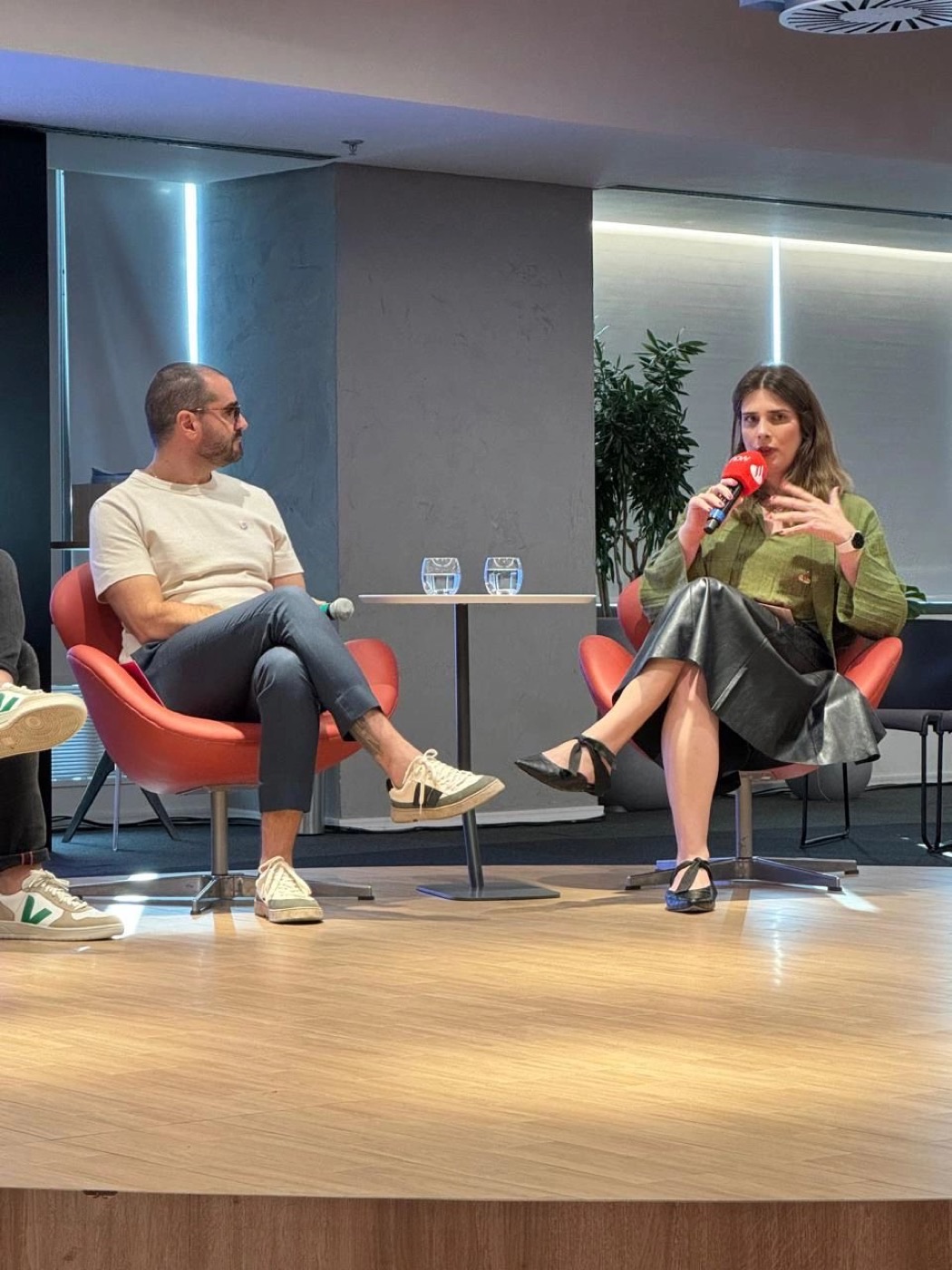 Natália Cysne em painel de diversidade no Santander, ao lado do jornalista Marcelo Cosme
