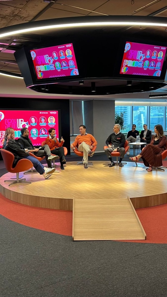 Natália Cysne em painel de diversidade no evento Speak Up for Pride do Santander