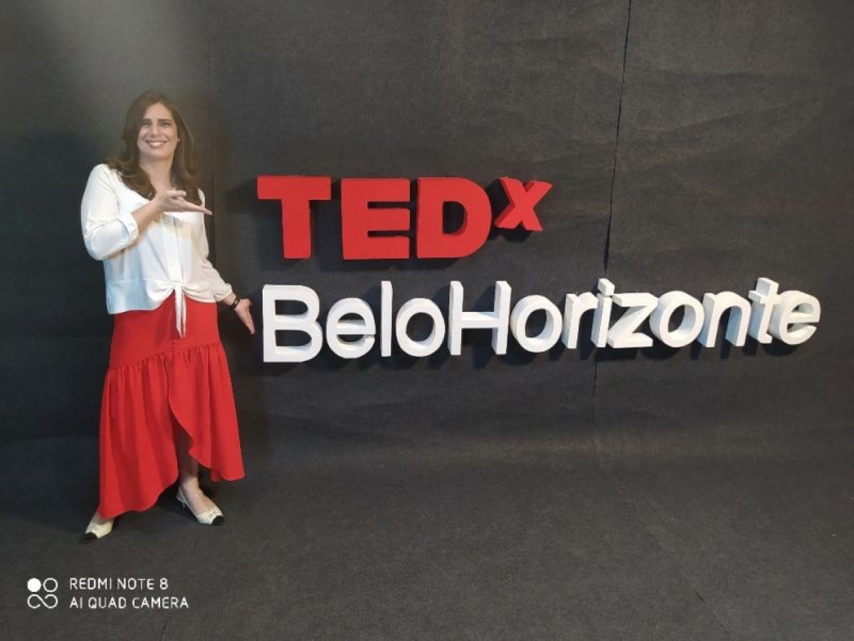 Natália Cysne ao lado do letreiro do TEDxBeloHorizonte
